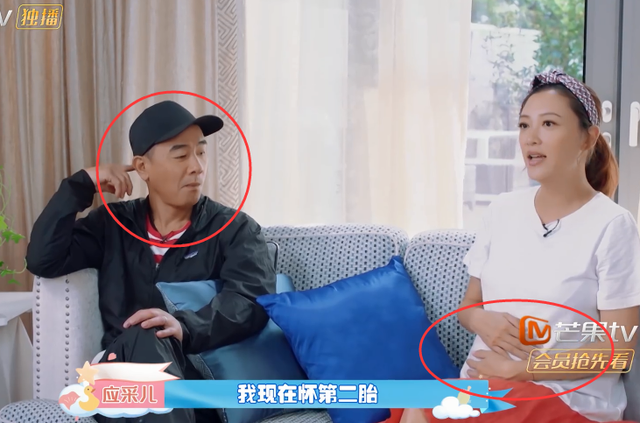 应采儿挺“孕肚”录节目，化妆拒绝涂口红，这才是当孕妇的样子