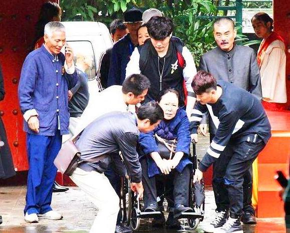 70岁斯琴高娃：曾遭前夫家暴，3次婚姻2次失败，如今她怎样了？