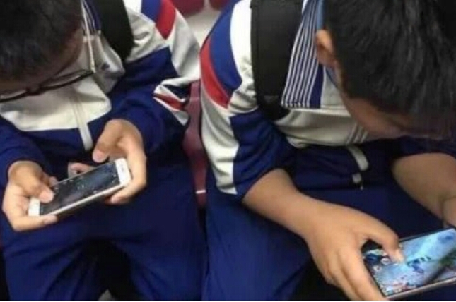 为了儿子不沉迷游戏，父亲买号在游戏中追杀儿