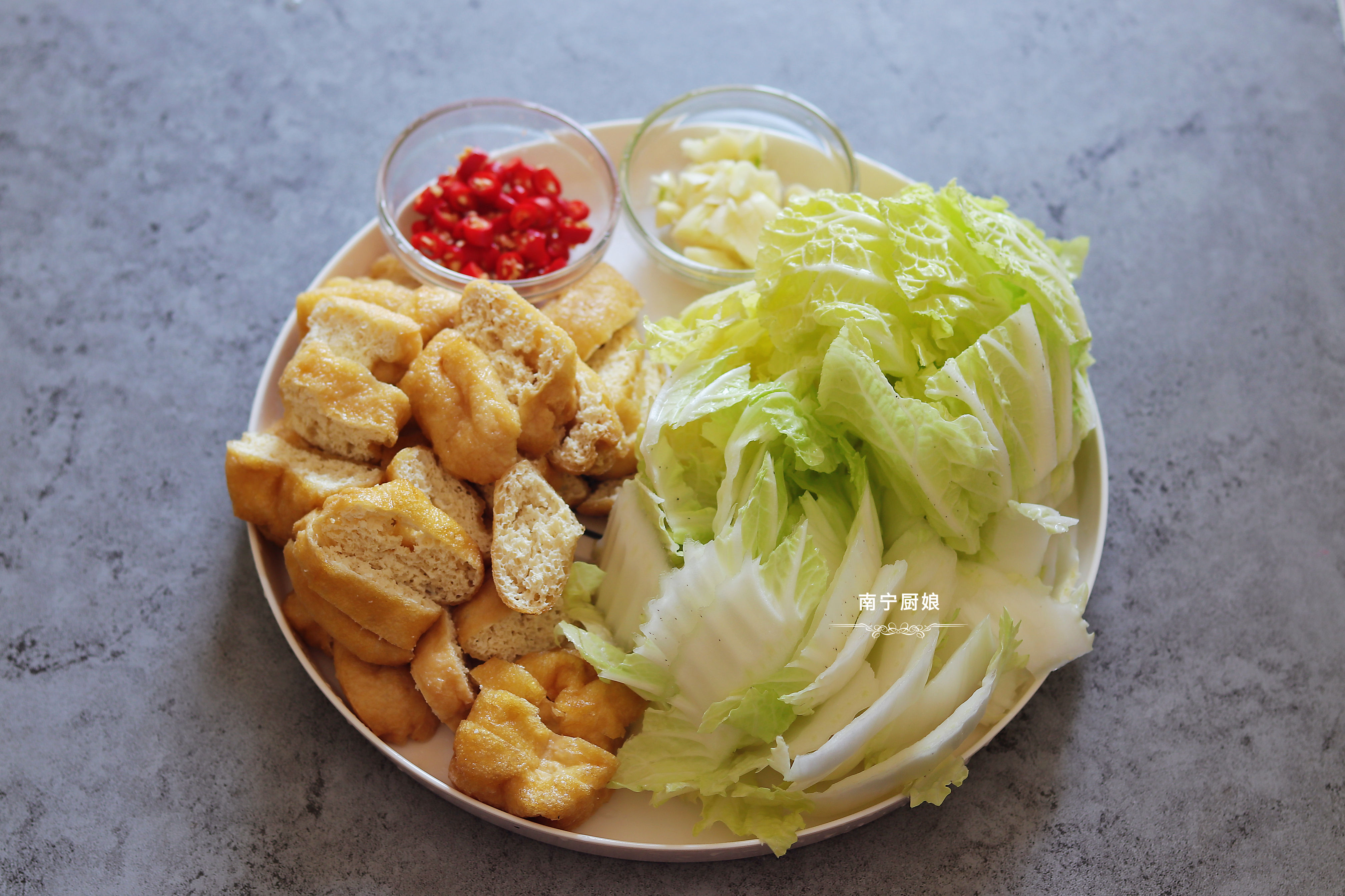 冷天把娃娃菜搭配油豆泡這樣做，入口鮮香超下飯，比吃肉還要過癮
