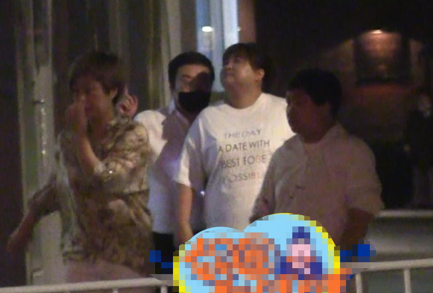 39岁贾玲深夜聚餐被拍！穿着宽松难掩小肚腩，走路左摇右晃太费力