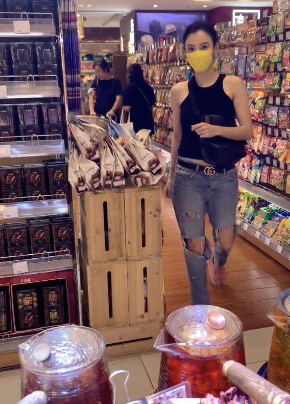 张柏芝逛超市被偶遇，背心配破洞牛仔裤超时髦，挥手打招呼很友善
