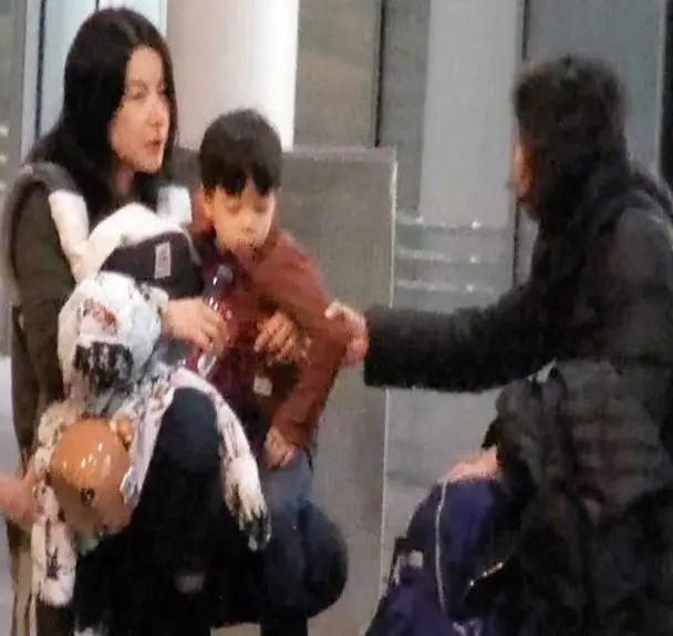 郭晶晶一家一如既往地低调出国旅游，全程无保