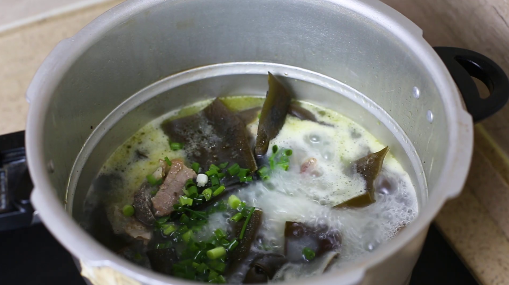图片[9]-大厨教你如何炖海带排骨汤，掌握这个小技巧，汤浓肉又鲜-起舞食谱网