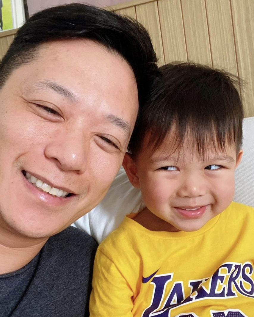 胡杏兒老公曬兒子萌照，奕霆大口塞薯條吃出表情包，秒變在線吃播