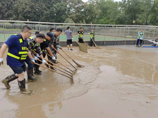 漯河城管雨中清淤“连战”获市民热赞