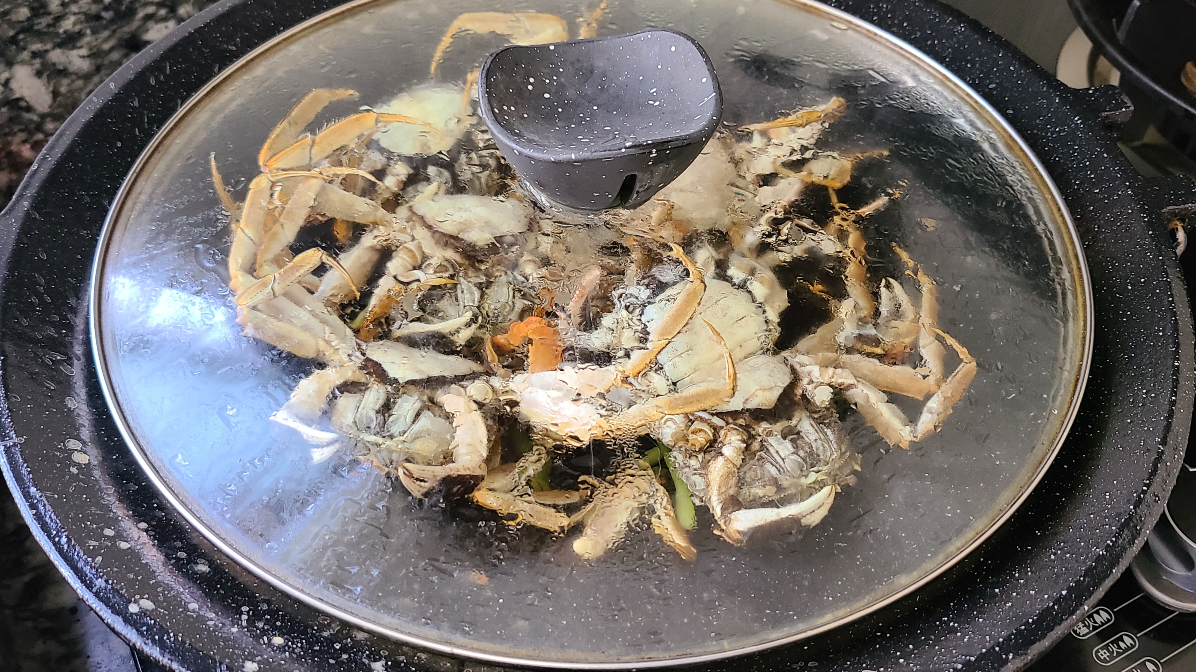 廣東焗螃蟹的做法，簡單好吃香味濃，滿滿的蟹黃看著就饞