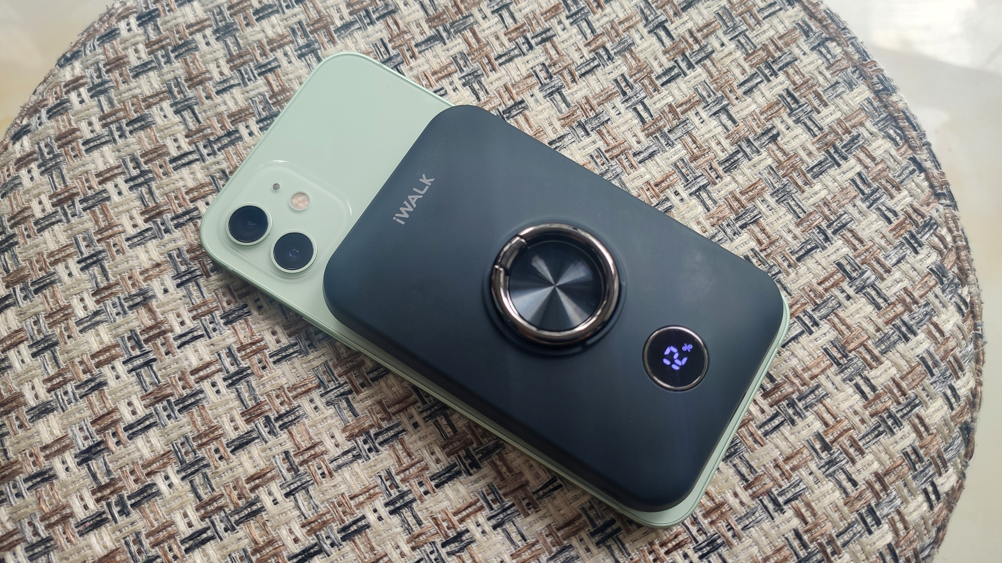 解决充电焦虑，一贴即充，iWALK 磁吸充电宝