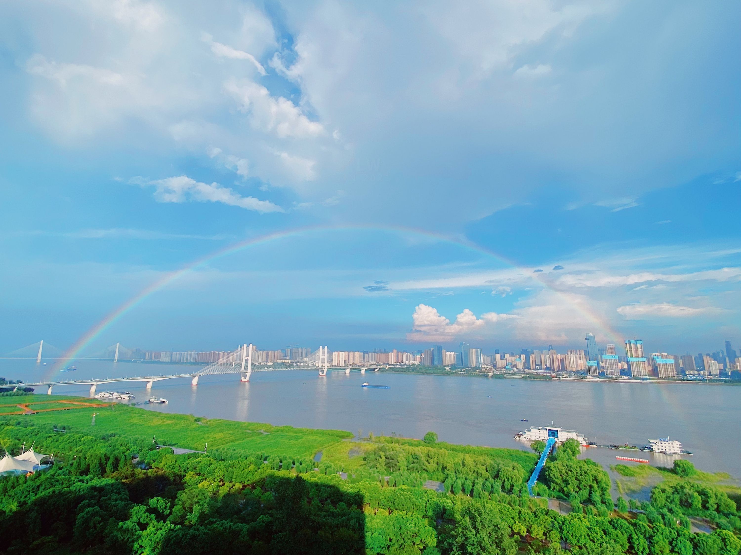 “超长版”三伏最后一天，雨后江城现完美双彩虹