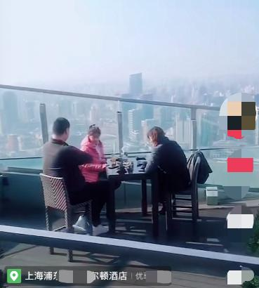 姚明一家三口外出，10歲女兒鞋子似40碼背包迷你，儀態超像爸