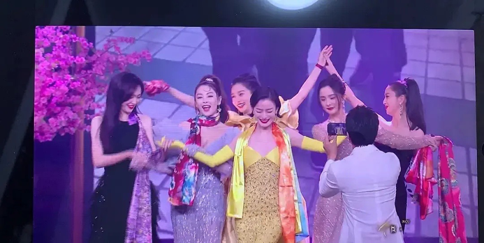 众女星同台被当众恶搞？杨幂倪妮强颜欢笑好尴尬，网友：过分了