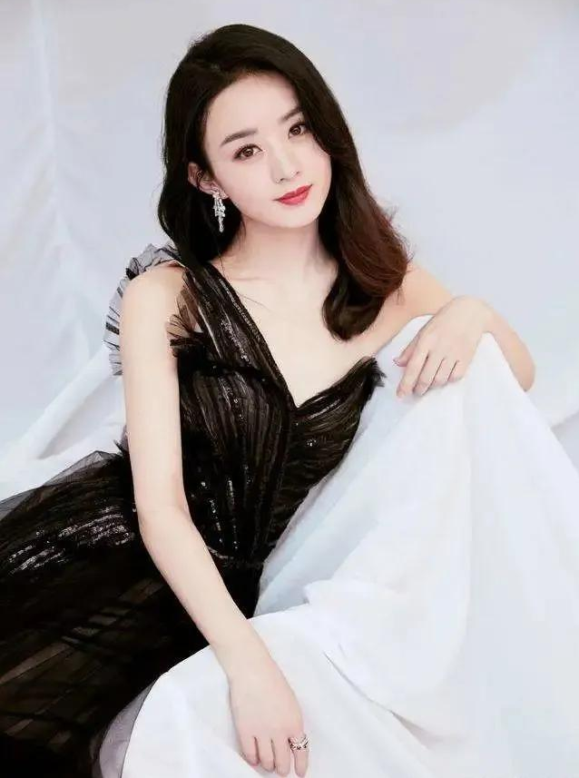 女星到底有多瘦？吴谨言撑不起衣服，杨幂反手