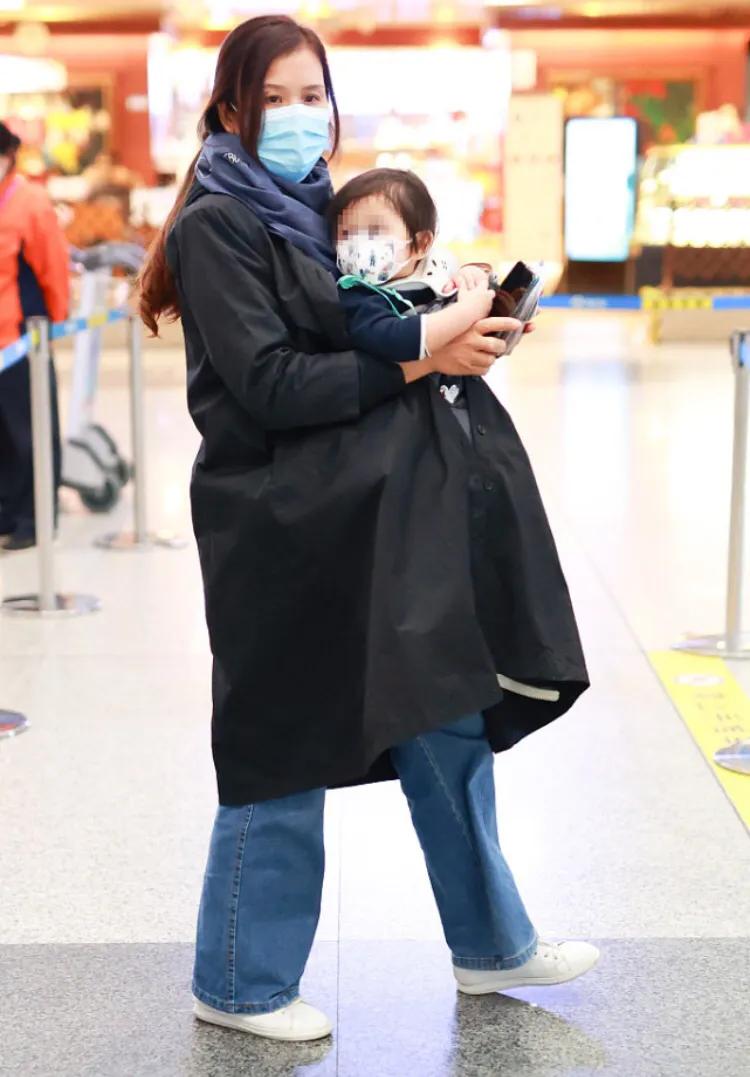 胡杏兒帶小兒子現身機場，奕霖被抱懷中乖巧可愛萌態十足