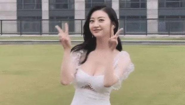 路人镜头下的景甜长啥样？关掉10级美颜滤镜后，相信张继科审美了
