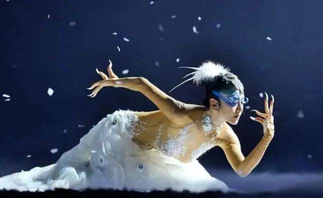 戚薇力挺杨丽萍，对无脑网友疯狂开炮：女人不