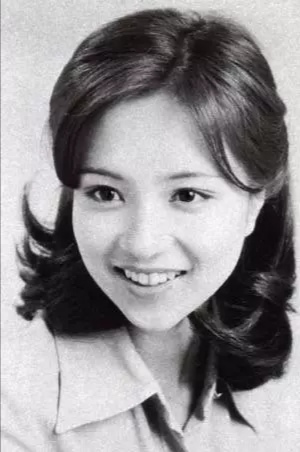 她是败光遗产的星二代，泡牛郎、当女优，今29岁为生计陪客