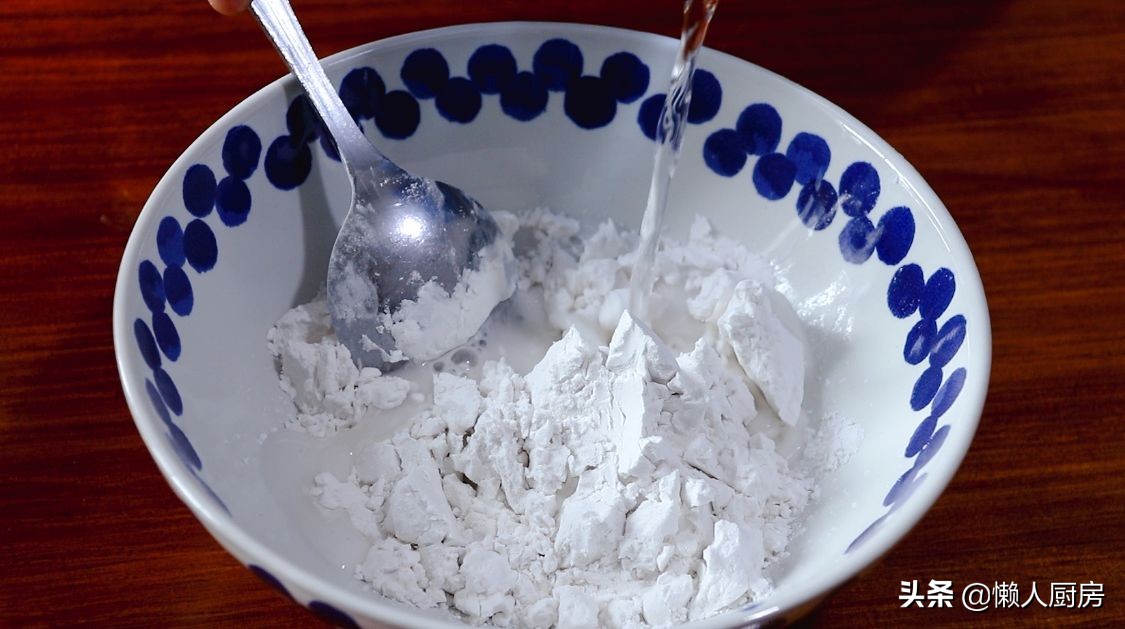 五花肉裹上澱粉糊，加一碗料汁炒，太下飯了，外皮想要更脆有竅門