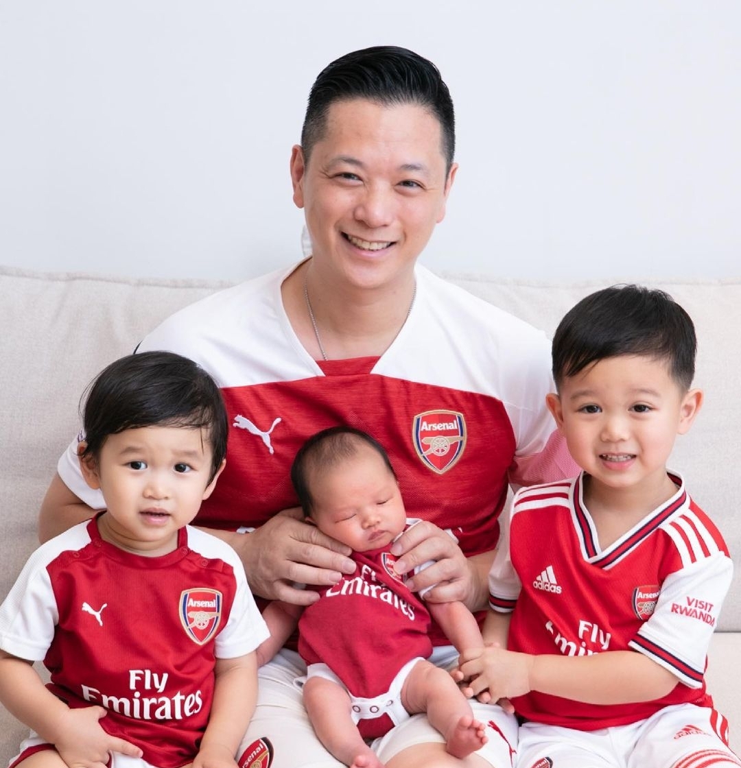 胡杏儿次子与哥哥3个月后团聚，两人开心相拥，亲吻弟弟超有爱