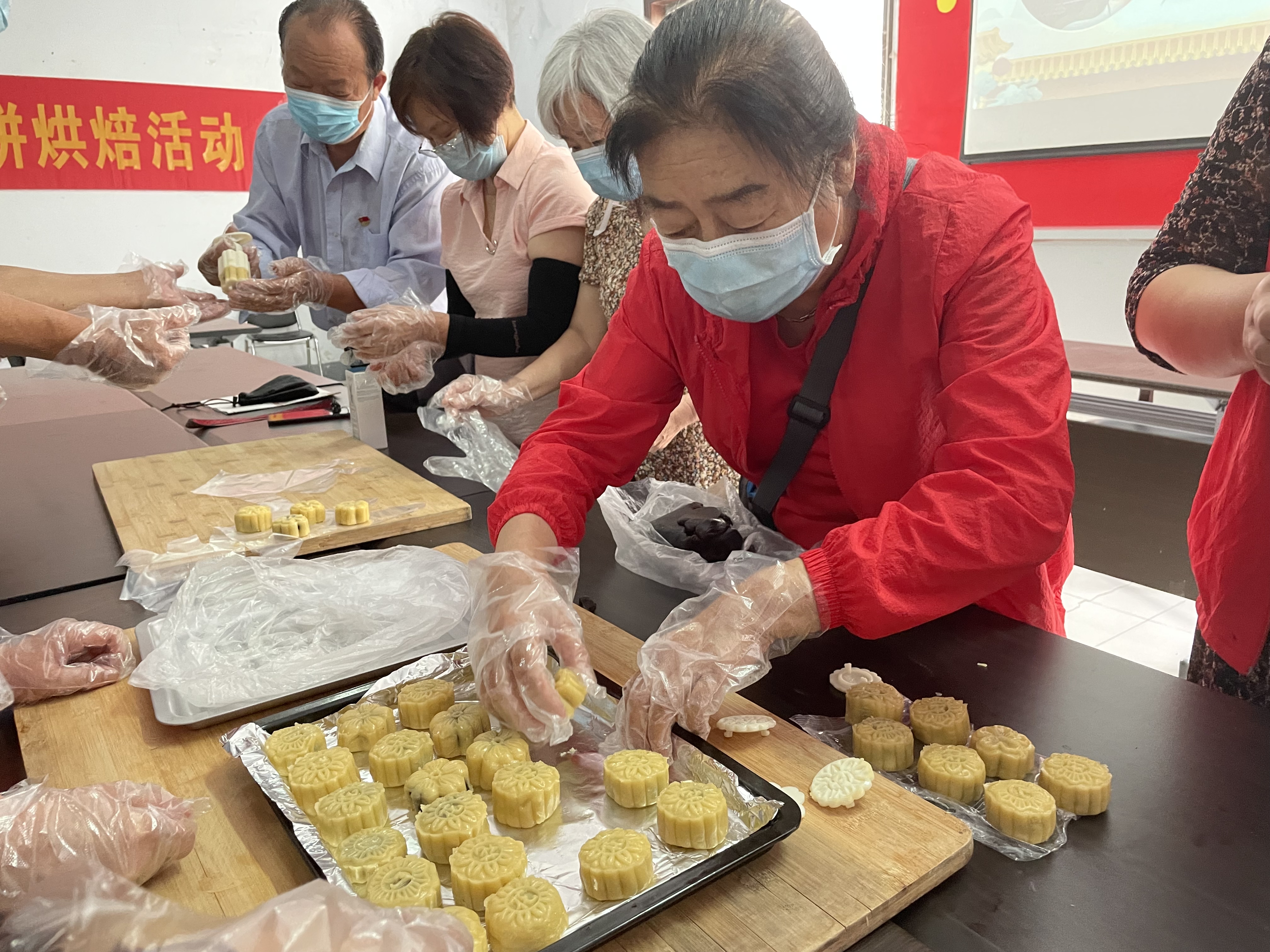 探讨切磋制作方法和技巧,以美食为话题,聊起生活点滴,洽谈活动感受