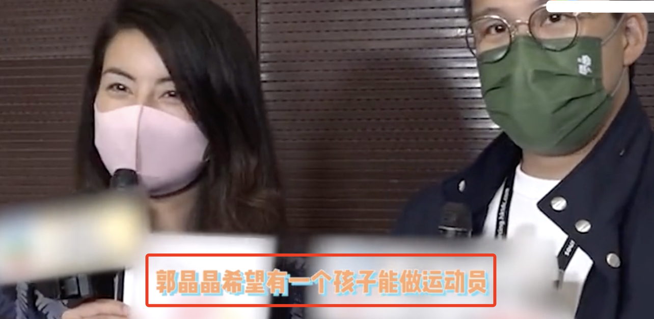 霍启刚郭晶晶甜蜜爱情上热搜，两人带儿子看书展，生活简单却幸福