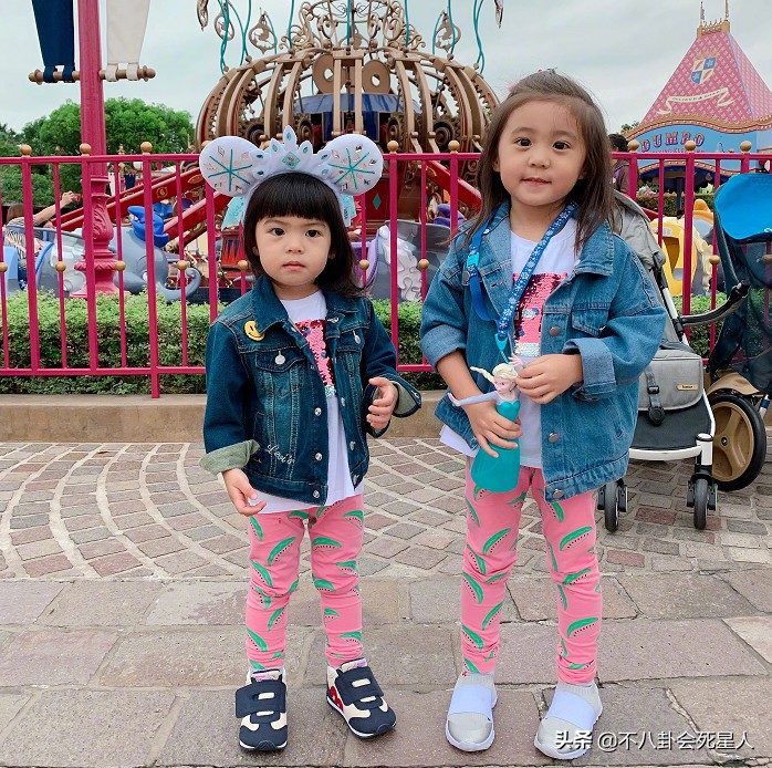 波妞成最严肃星二代，拍照不笑还爱皱眉头，才两岁就能打哭咘咘