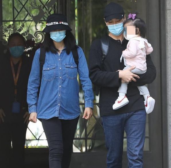 高圆圆赵又廷一家三口现身，双手抱女儿爱满满，蝴蝶结发卡超可爱
