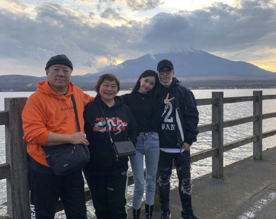 潘玮柏官宣结婚！女方是空姐，身材火辣颜值高，网友：比吴昕漂亮