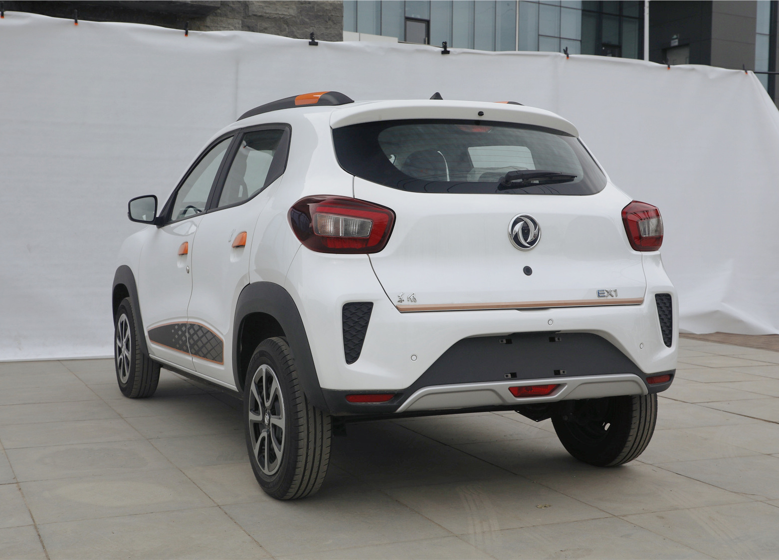 五门四座，标配气囊空调，东风EX1能否超越宏光