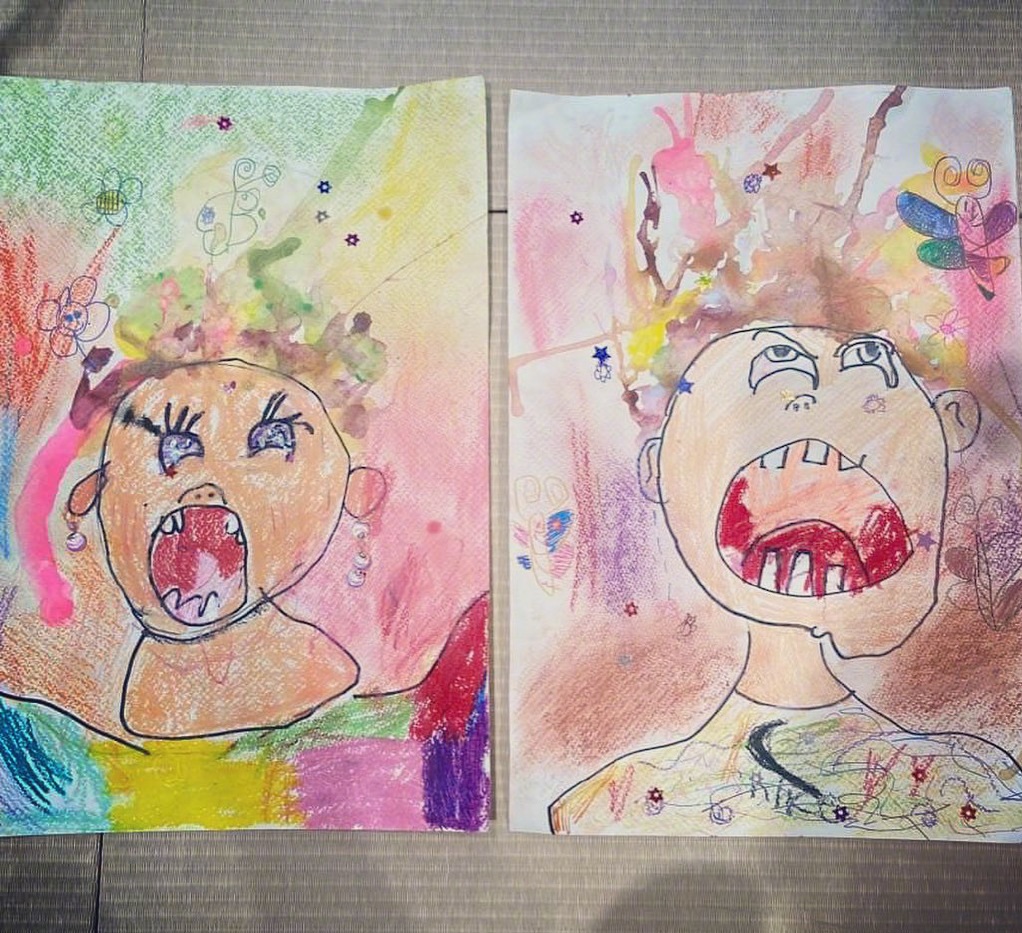 贾静雯晒女儿近照，咘咘BO妞开心展示自画像，画风清奇人更可爱