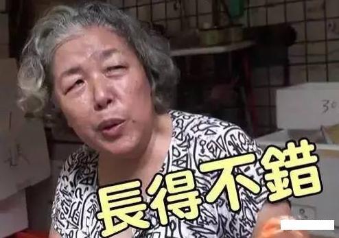 明道时隔一年再晒儿子，自夸父爱如山，亲吻1岁宝宝为自己过节