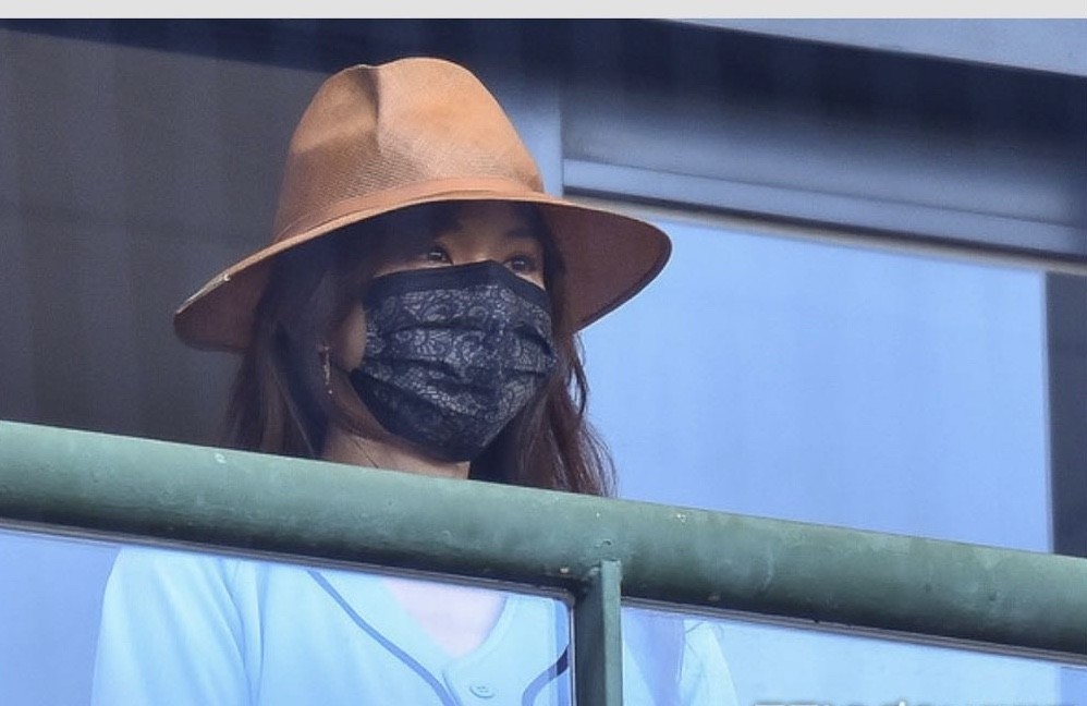 现身|林志玲低调现身看丈夫打球 戴着帽子和口罩遮挡面容相当低调