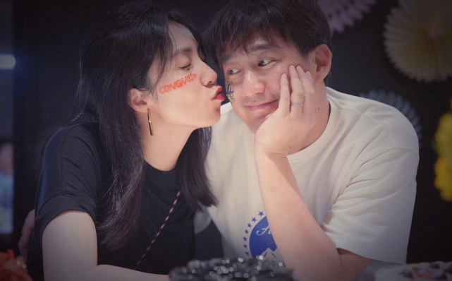 黄磊夫妇合体现身，黄磊“穿校服”背双肩包成