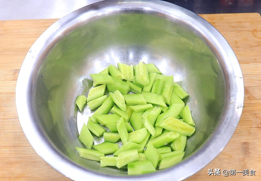 图片[2]-【炝拌黄瓜】做法步骤图 脆嫩爽口 香辣开胃-起舞食谱网