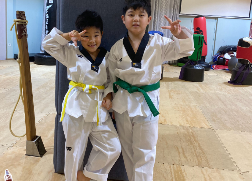 胡可曬兒子比賽照，6歲小魚兒穿西裝成鋼琴王子，顏值逆襲超安吉