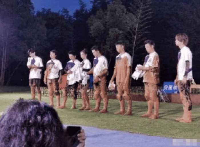 火了就开始耍大牌《奔跑吧》泥潭大战生图曝光