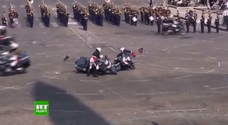 笑死！摩托相撞，队形大乱，搞错国旗颜色，法国阅兵又翻车了...