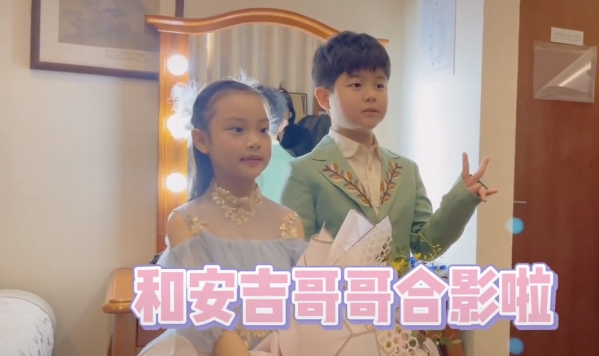 李小璐晒女儿钢琴演出花絮视频，甜馨安吉同框，男帅女靓超养眼