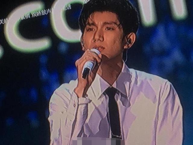 王源参加活动，真实皮肤状态欠佳，网友建议做医美