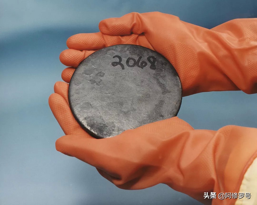 Apart from uranium 235 and plutonium 239, can other elements be used as