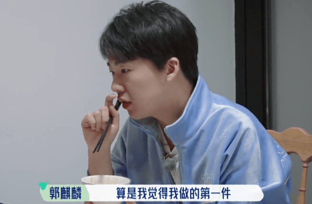 郭麒麟体重曾达196斤，因肥胖产生自卑心理，减下74斤后常年吃药