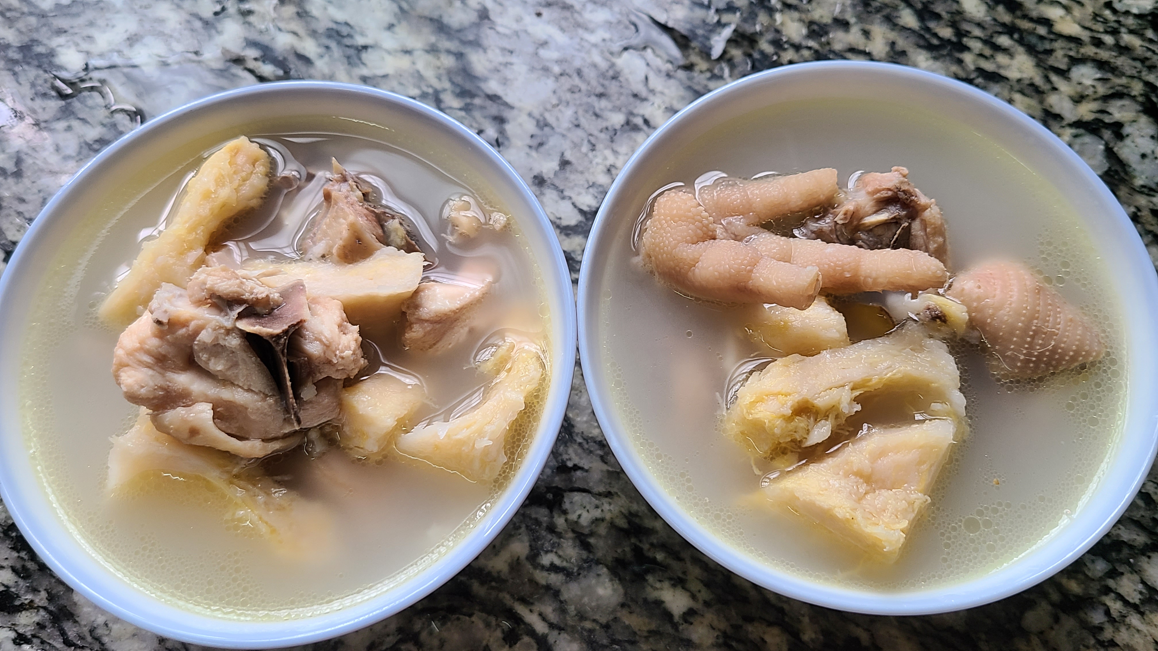 榴莲炖鸡，广东夏天很常见的一道美食，好喝简单，味道特别