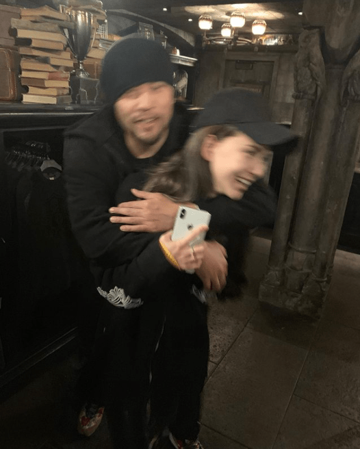 周杰伦儿子惹妈妈生气，昆凌劝自己放平情绪，母子俩攀爬画面温馨