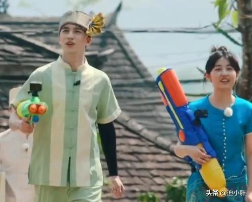 张子枫泼水节上全程捂脸，本以为是怕脱妆，知道为啥网友赶紧道歉