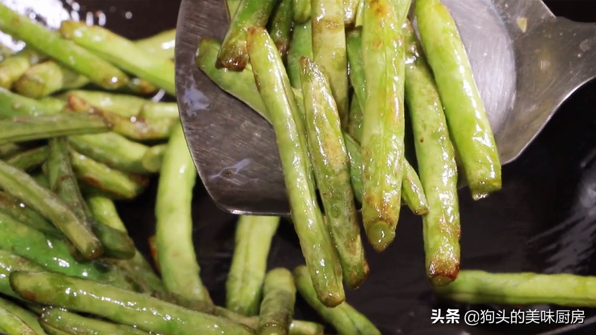 乾煸豆角有人焯水或直接炒，怪不得不好吃，教你一招，鹹香又入味