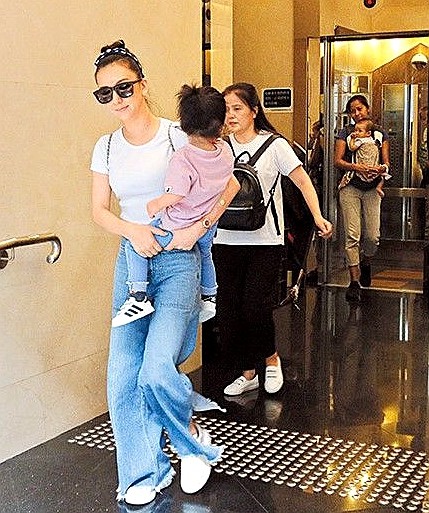 郭富城大女儿近照曝光，越来越漂亮像爸爸，经纪人小美忍不住宠她
