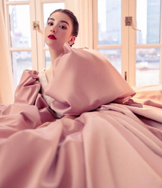 方媛穿粉色宫廷风大裙摆礼服，红唇编发复古优
