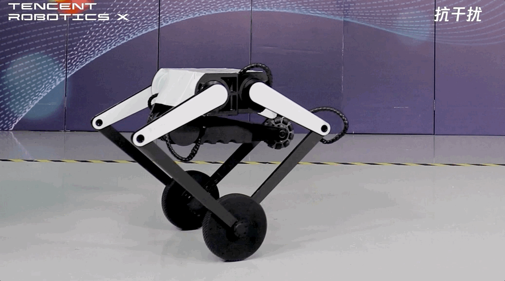 鹅厂机器人“穿着”轮滑鞋大玩前空翻，连人都不敢轻易尝试