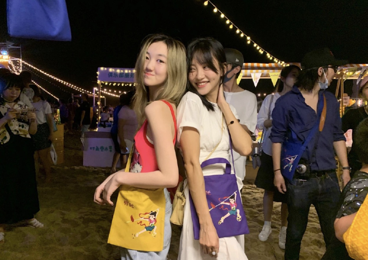 李亚鹏父女办公益筹善款，李嫣身高出众，和爸爸只有半个头的距离
