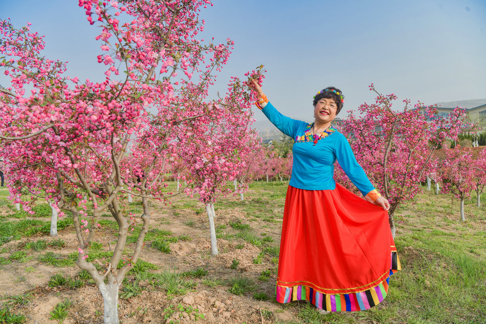 翠湖：桃花灼灼春色美，扇鼓咚咚夕阳红