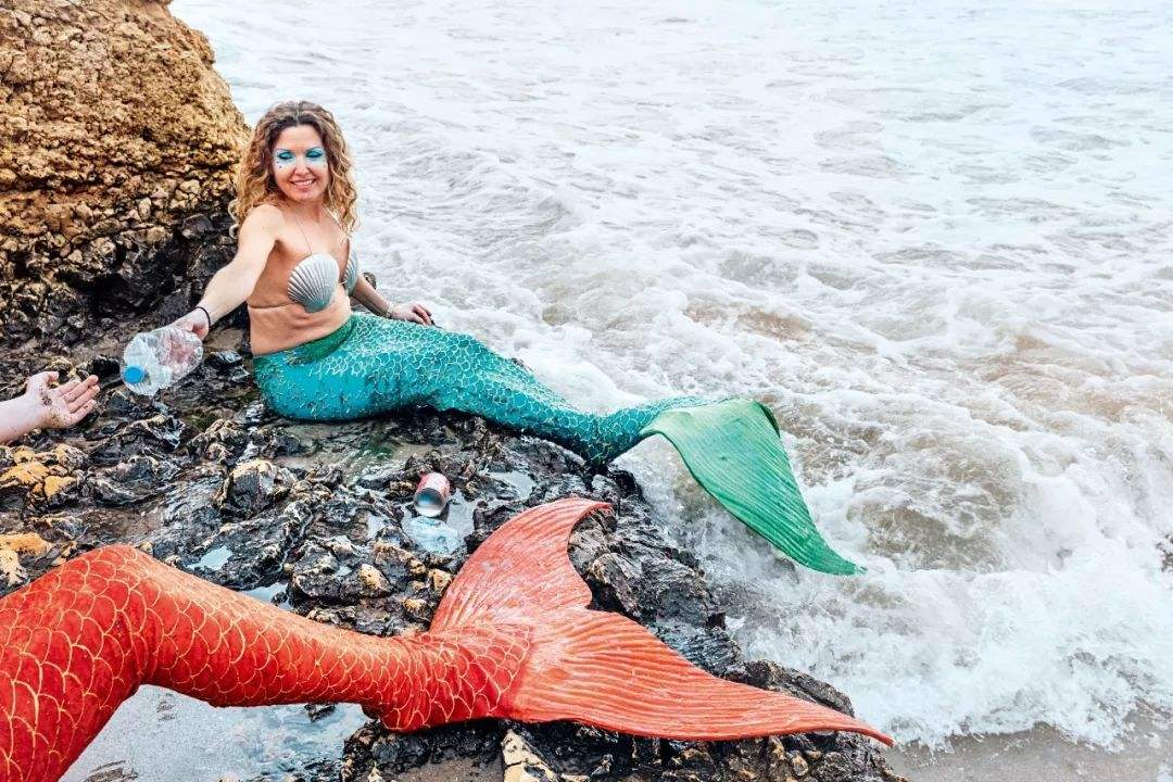 夏威夷这个“洞口”里真有美人鱼？国外男子带领全家一探究竟！